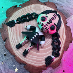 MIÉRCOLES (WEDNESDAY) ADDAMS - MUÑECA ARTICULADA